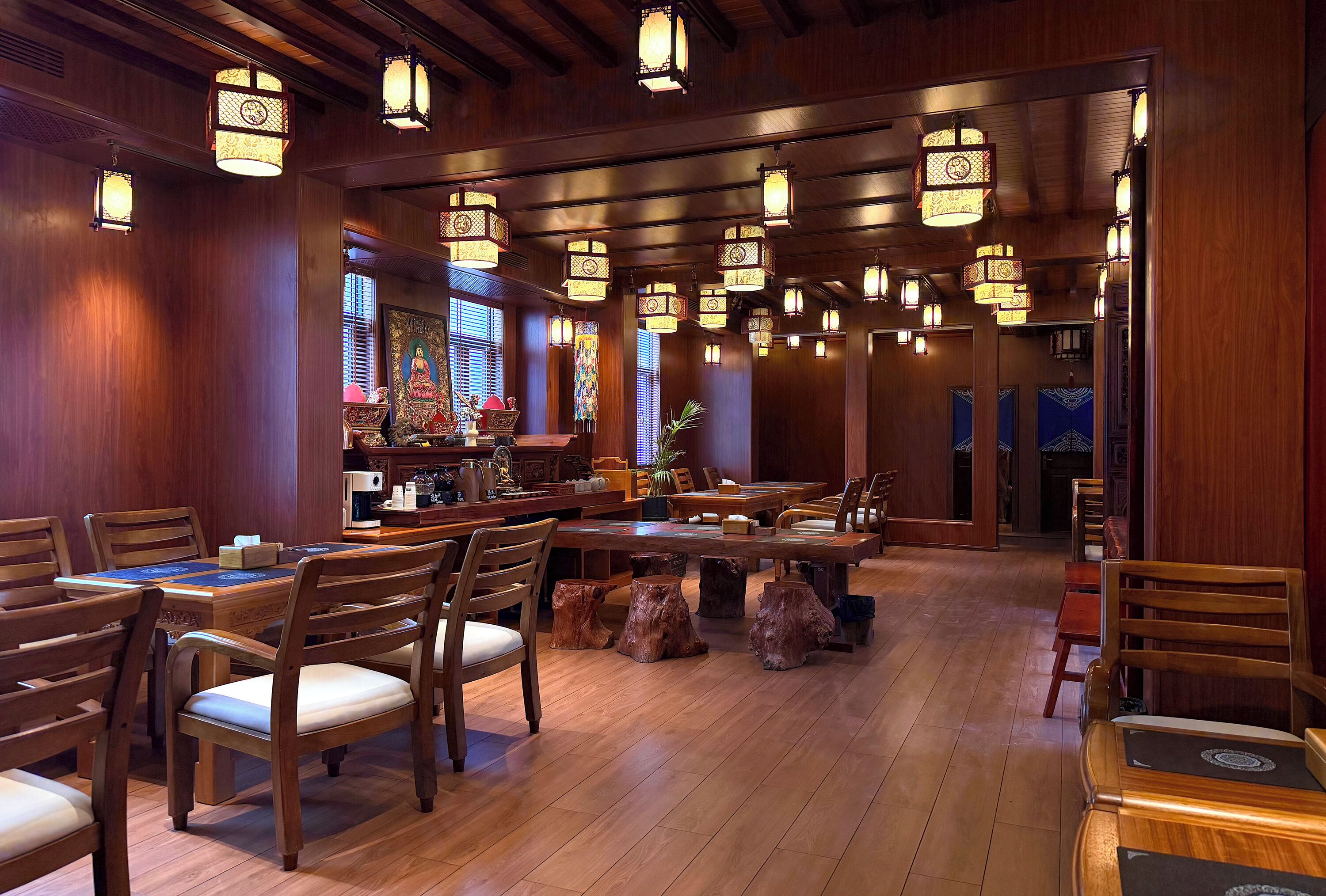 Un restaurant doté de meubles en bois, de lanternes suspendues et d’une décoration traditionnelle.
