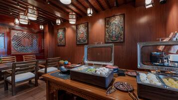 Daily buffet breakfast (CNY 48 per person)