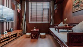 Junior Studio Suite, Multiple Beds | Premium bedding, individually decorated, desk, laptop workspace