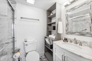 Shower, free toiletries, towels, soap - Coral Crush by Avantstay Beachfront + Views! (Panama City Beach)