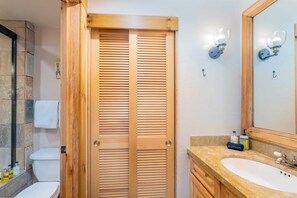 Douche, sèche-cheveux, serviettes fournies