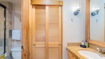 Douche, sèche-cheveux, serviettes fournies