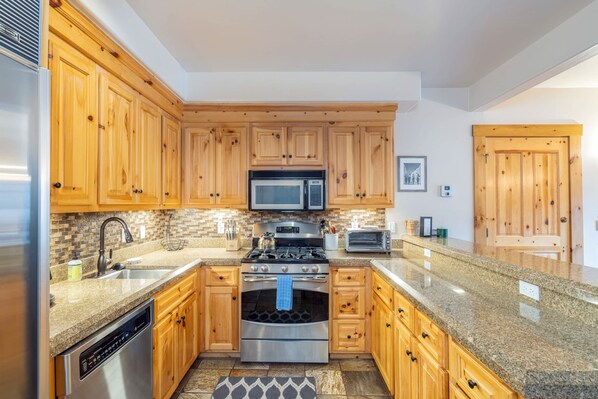 Coffee/tea maker, fridge, microwave, oven