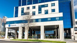 Un edificio moderno con facciata in vetro e un cartello con la scritta "Epworth".