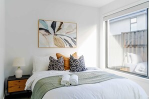 4 bedrooms, iron/ironing board, WiFi, bed sheets