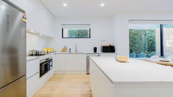 Geladeira, micro-ondas, fogão, cooktop