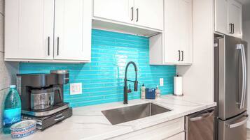 ثلاجة، ميكروويف، فرن، موقد طهي مسطح