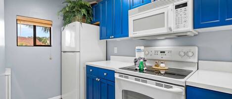 Refrigerador, microondas, horno, placa de cocina