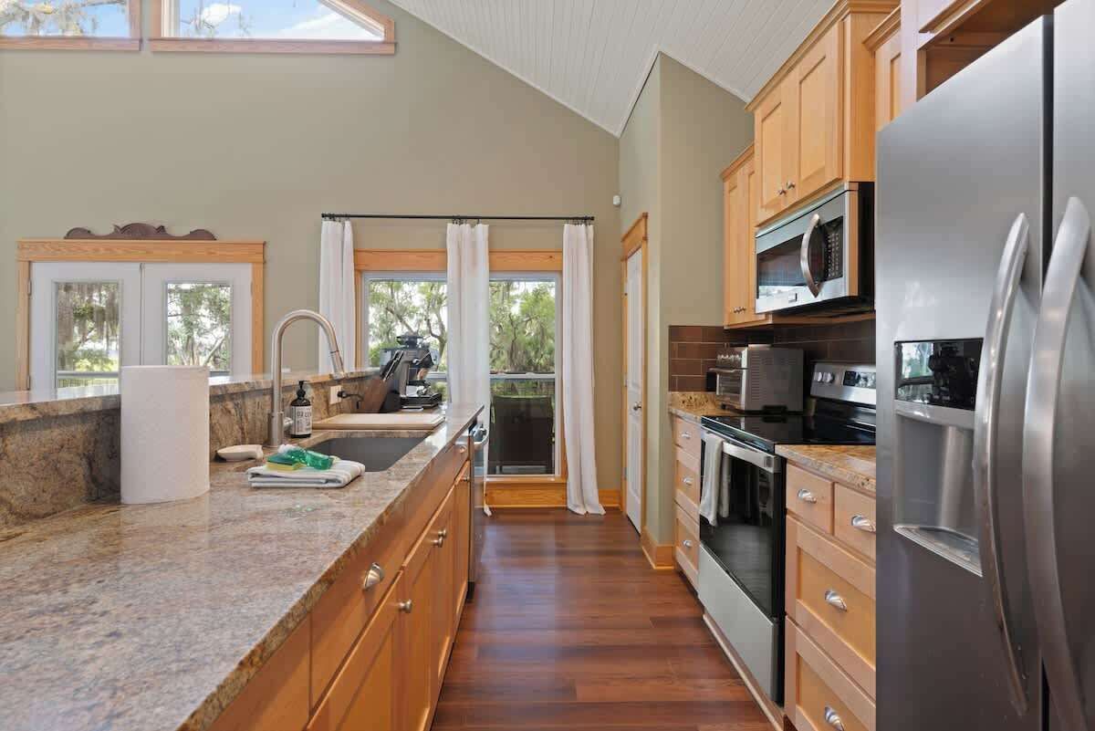 Een koffiezetapparaat/waterkoker, een koelkast, een magnetron, een oven