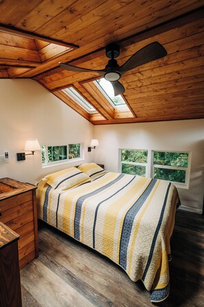 1 bedroom, iron/ironing board, WiFi, bed sheets - The Treehouse at Hulili Farm - NEW  (Hakalau)