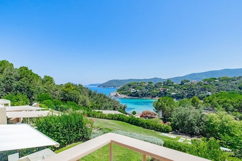 Luxury apartment with private access to the sea