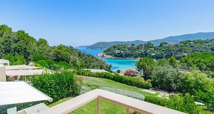 Luxury apartment with private access to the sea