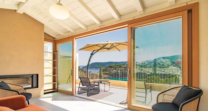 Luxury apartment with private access to the sea