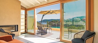 Luxury apartment with private access to the sea