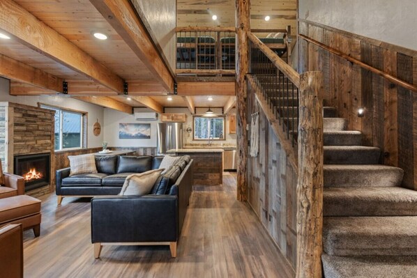 Smart-tv, eldstad, tv-spel och bordsfotboll