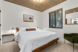 8 bedrooms, desk, iron/ironing board, travel crib