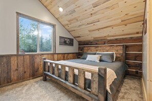 8 bedrooms, desk, iron/ironing board, travel cot