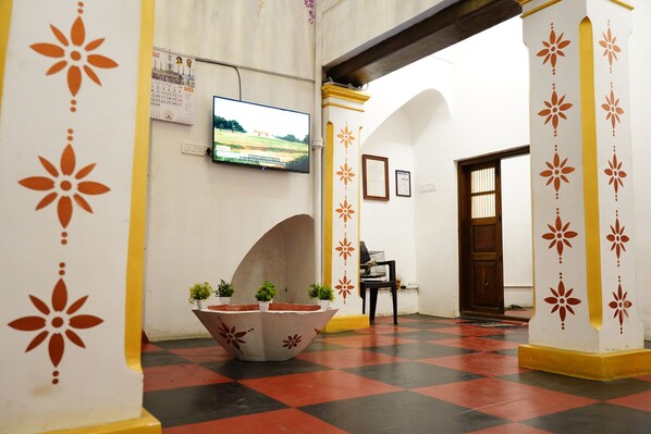 Hypo-allergenic bedding, desk, free WiFi, bed sheets - White Town Villa (Puducherry)