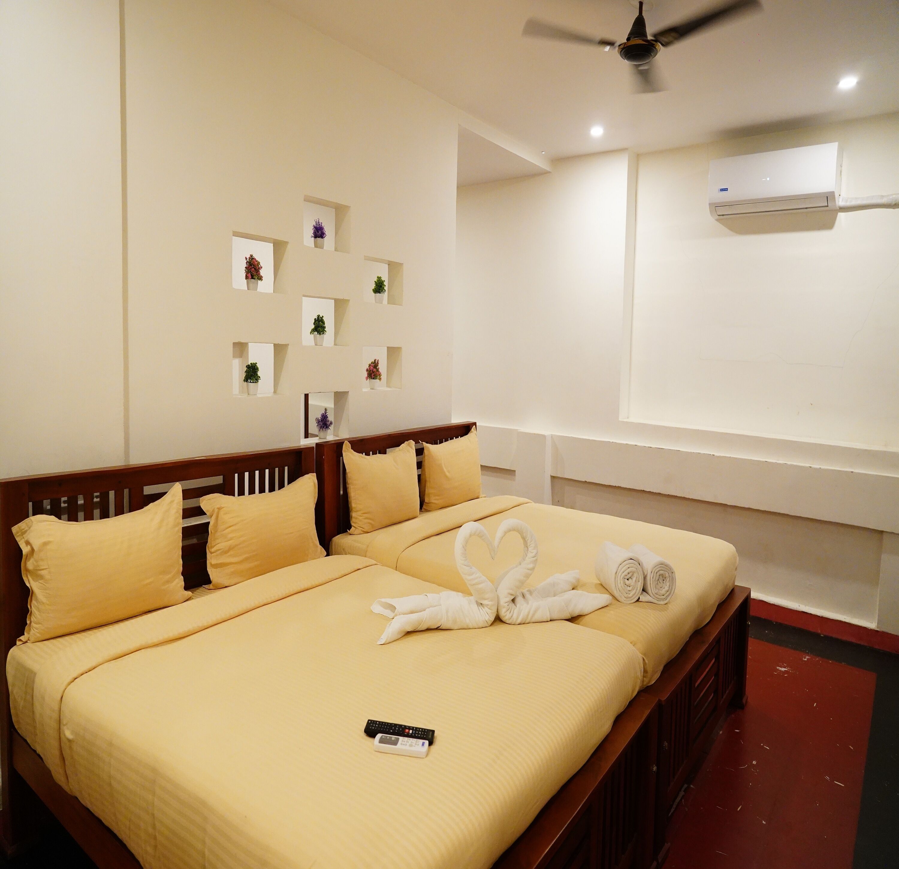 Hypo-allergenic bedding, desk, free WiFi, bed sheets