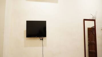 Hypo-allergenic bedding, desk, free WiFi, bed sheets