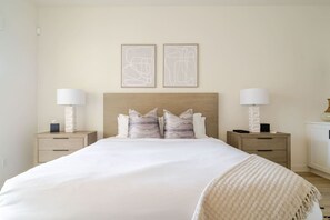 Escritorio, wifi gratis y ropa de cama 
