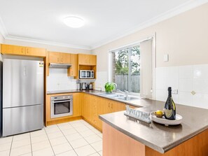 Jääkaappi, mikroaaltouuni, uuni, liesi