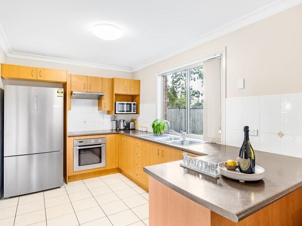 Frigorifero, microonde, forno, piano cottura