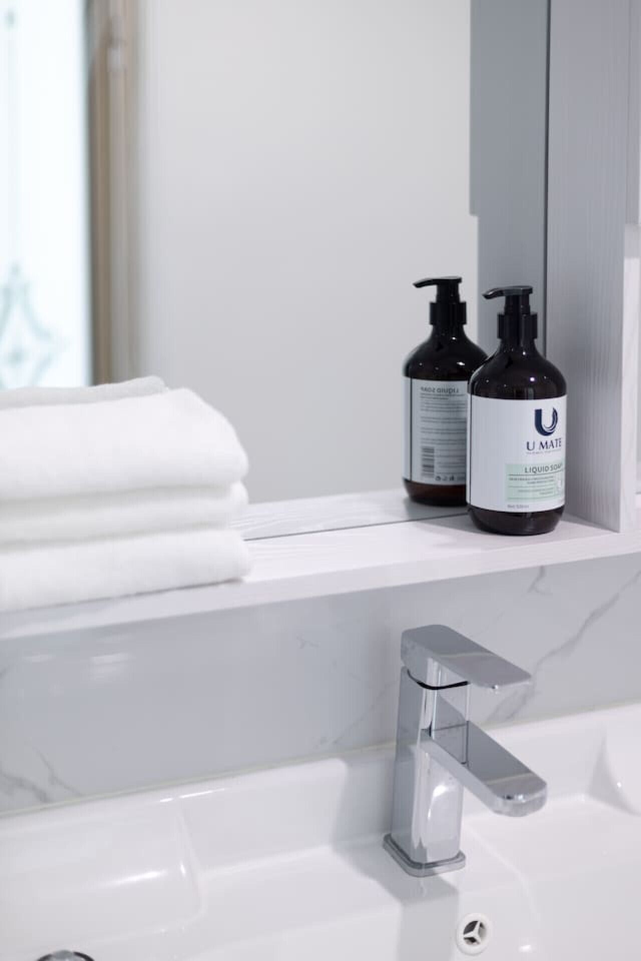 Hiustenkuivaaja, pyyhkeet, saippua, sampoo