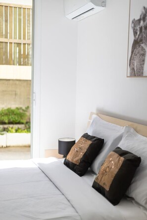 2 bedrooms, desk, WiFi, bed sheets