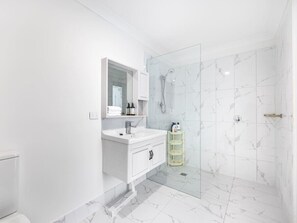 Haartrockner, Handtücher, Seife, Shampoo