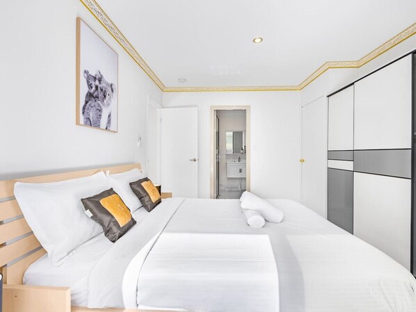 2 bedrooms, desk, WiFi, bed sheets