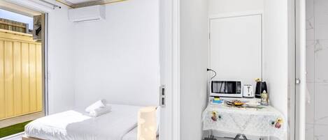 2 bedrooms, desk, WiFi, bed sheets