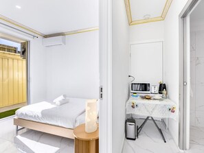 2 bedrooms, desk, WiFi, bed sheets