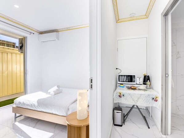 2 bedrooms, desk, WiFi, bed sheets