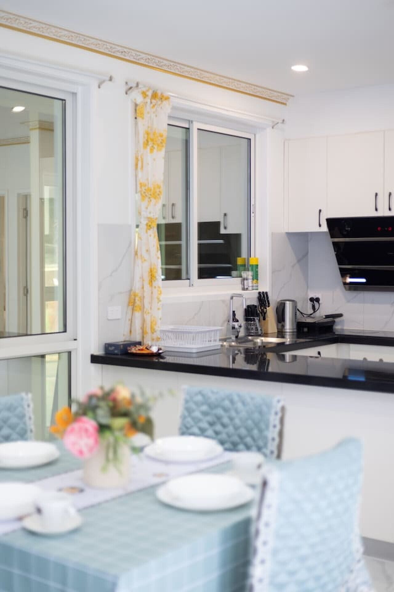 ثلاجة، ميكر وويف، فرن، موقد طهي مسطح