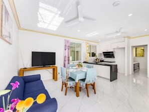 TV - Malls at Doorstep:2-Bed Unit in Heart ofCannonHill (Cannon Hill)