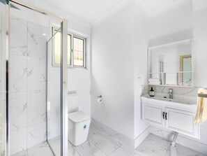 مجففات شعر، مناشف، صابون، شامبو