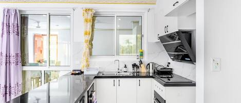 ثلاجة، ميكروويف، فرن، موقد طهي مسطح