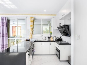 Køleskab, mikrobølgeovn, ovn, kogeplade