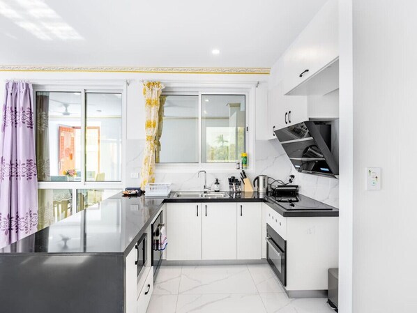 Fridge, microwave, oven, stovetop - Malls at Doorstep:2-Bed Unit in Heart ofCannonHill (Cannon Hill)