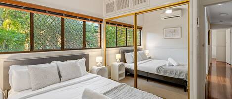 4 bedrooms, desk, iron/ironing board, free WiFi