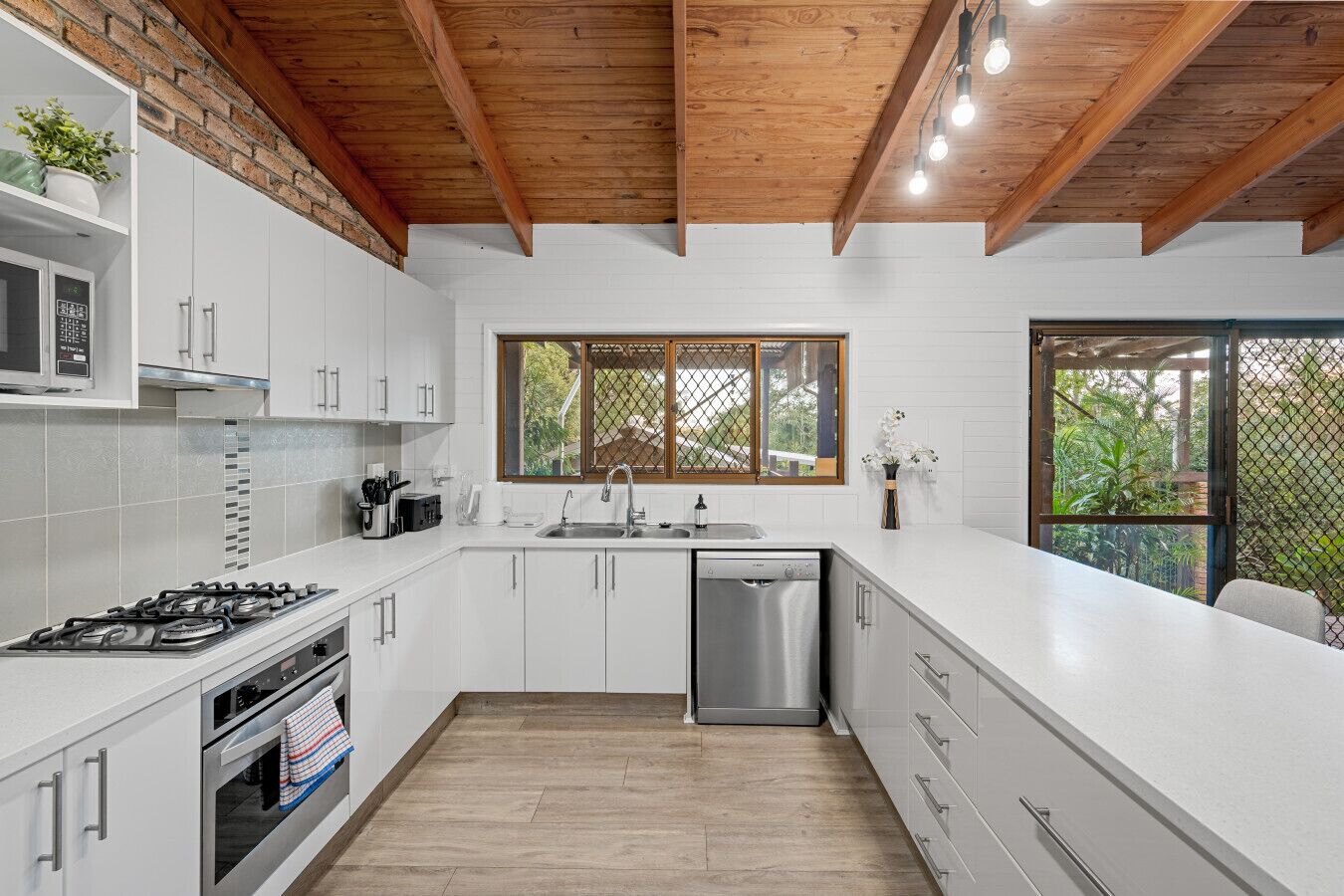 Een koelkast, een microgolfoven, een oven, een vaatwasser