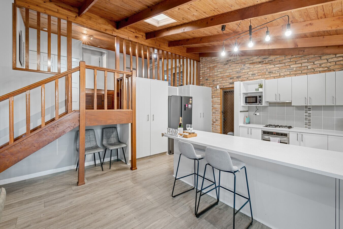 Kylskåp, mikrovågsugn, ugn och diskmaskin