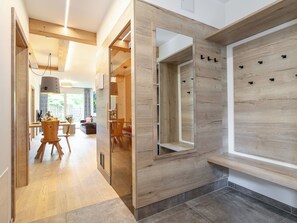 المنشأة من الداخل