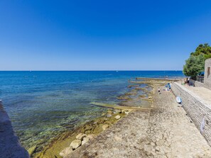 بالقرب من الشاطئ