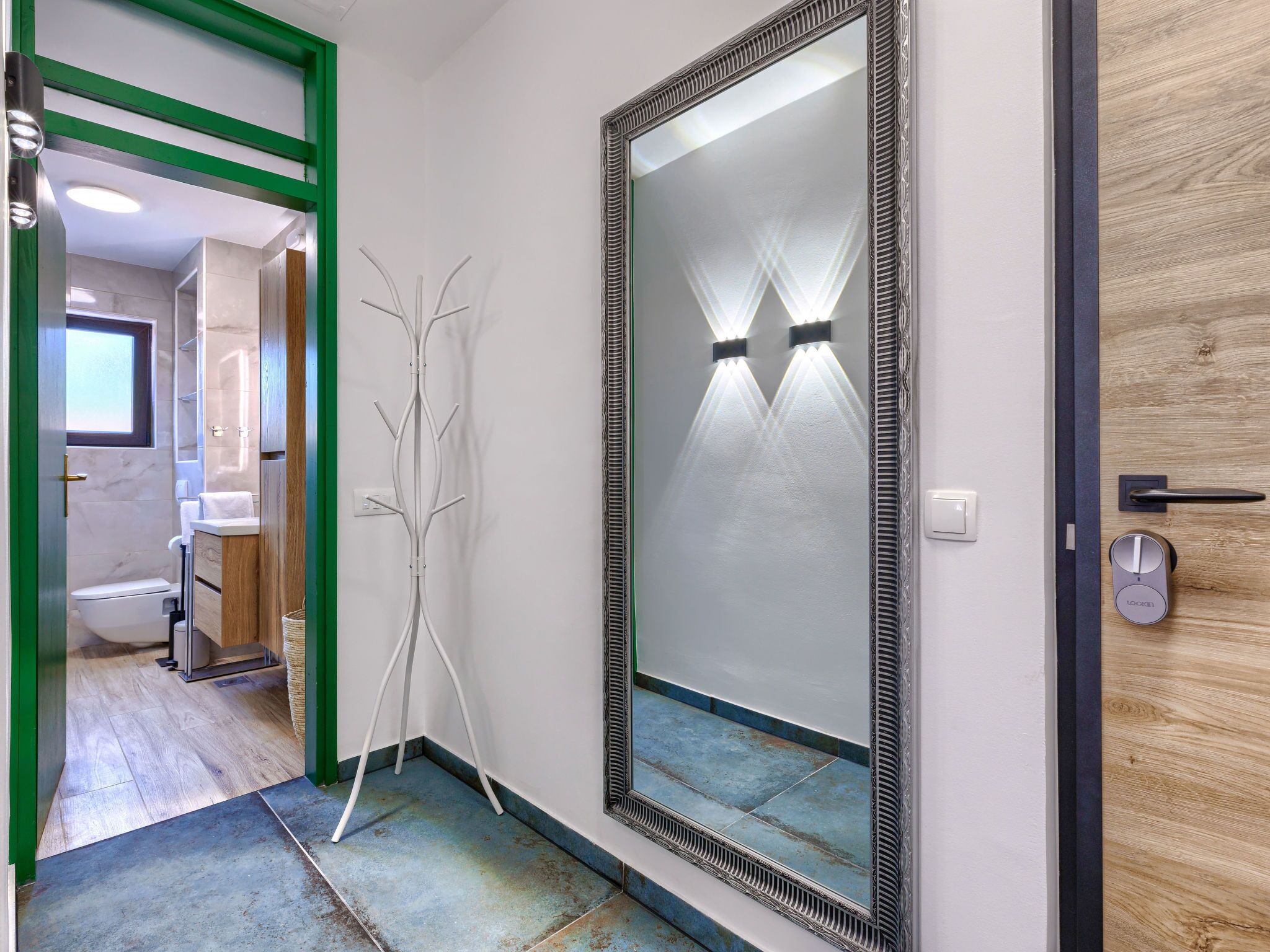 Une salle de bain moderne équipée de toilettes, d’un lavabo et d’une zone douche.