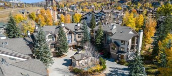 Mtn Escape for Labor Day! New Remodel, Large TH w/AC! Hot Tub-EV Charger in Garage-Hike/Bike-In/Out