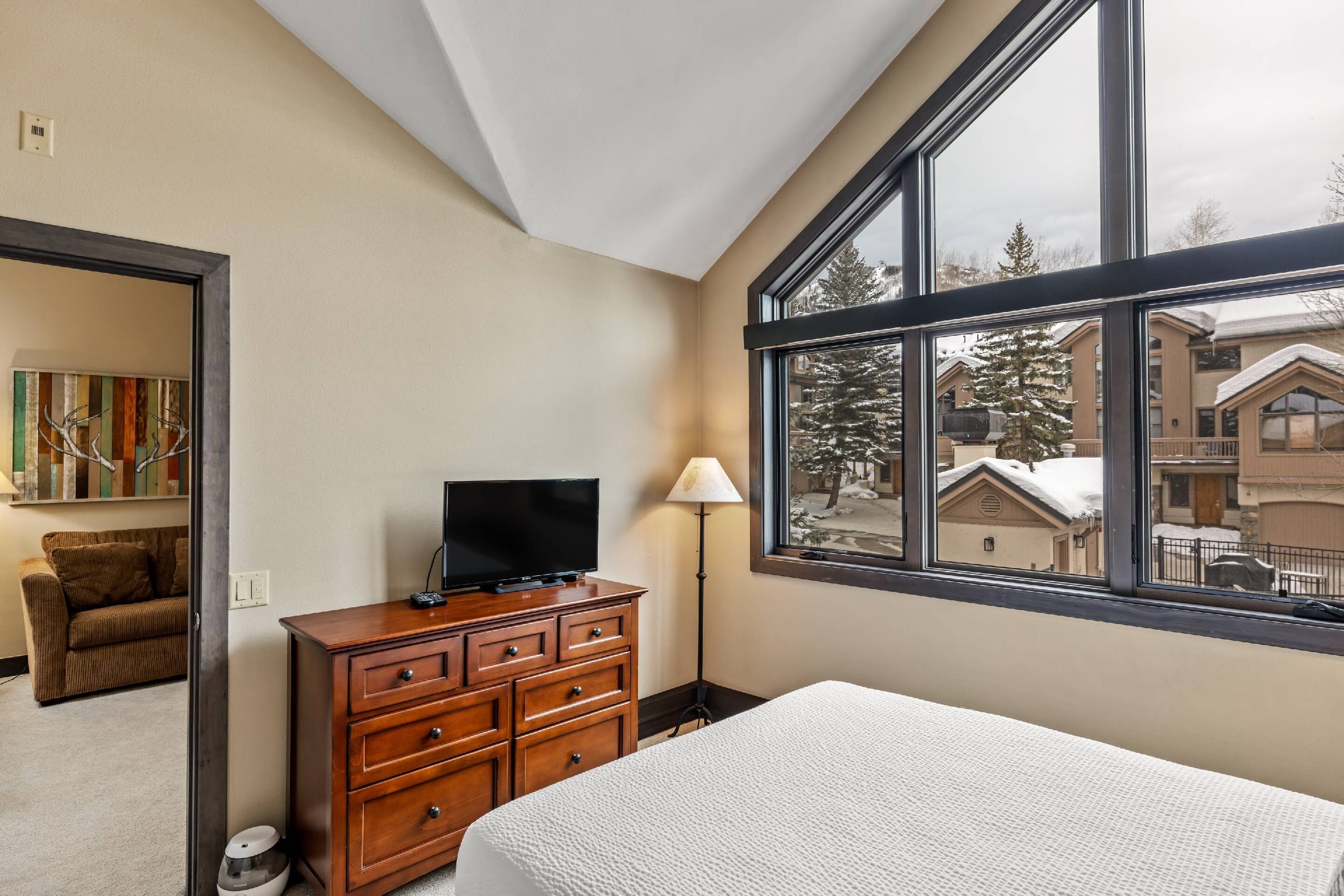 4 makuuhuonetta, työpöytä, Wi-Fi, vuodevaatteet