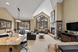 Smart-TV, Kamin, Bücher