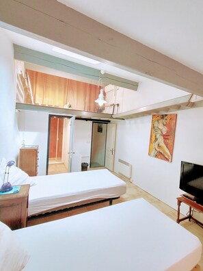 3 bedrooms, iron/ironing board, free WiFi